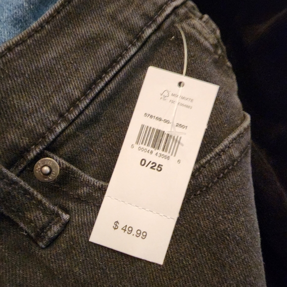 New Black high rise Gap Shorts - Picture 7 of 8